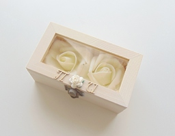 Дървена кутия / Поставка за сватбени халки с инициали 15